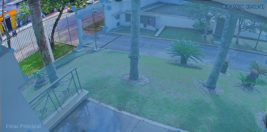 Câmera diurna com zona azul delimitada de área de interesse para prevenção de falsos alertas